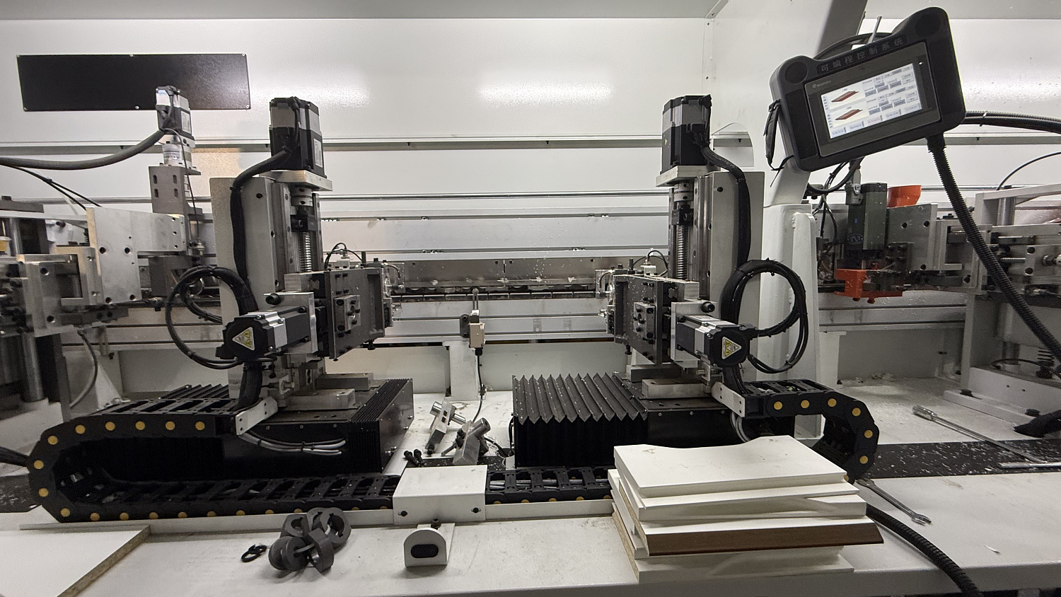 Кромкооблицовочный станок для деталей с софтформингом  SBS-S700GK.  Узел обработки торца детали