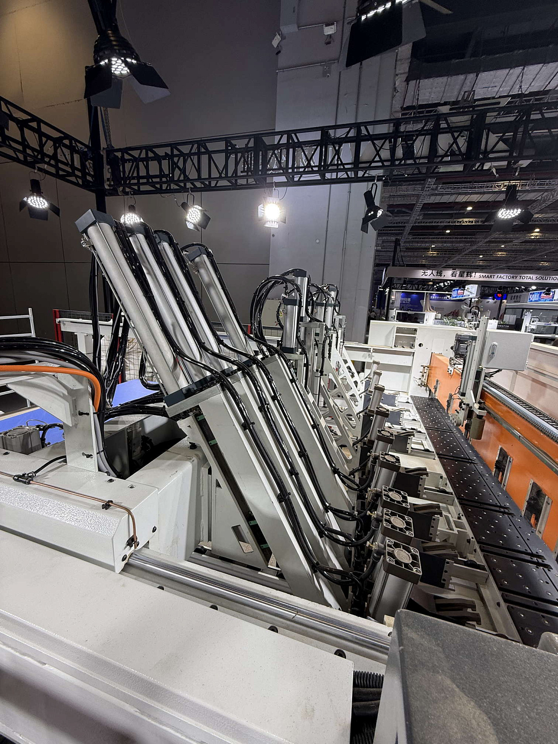 Раскроечный центр HuaHua HP330CL (с задней загрузкой)